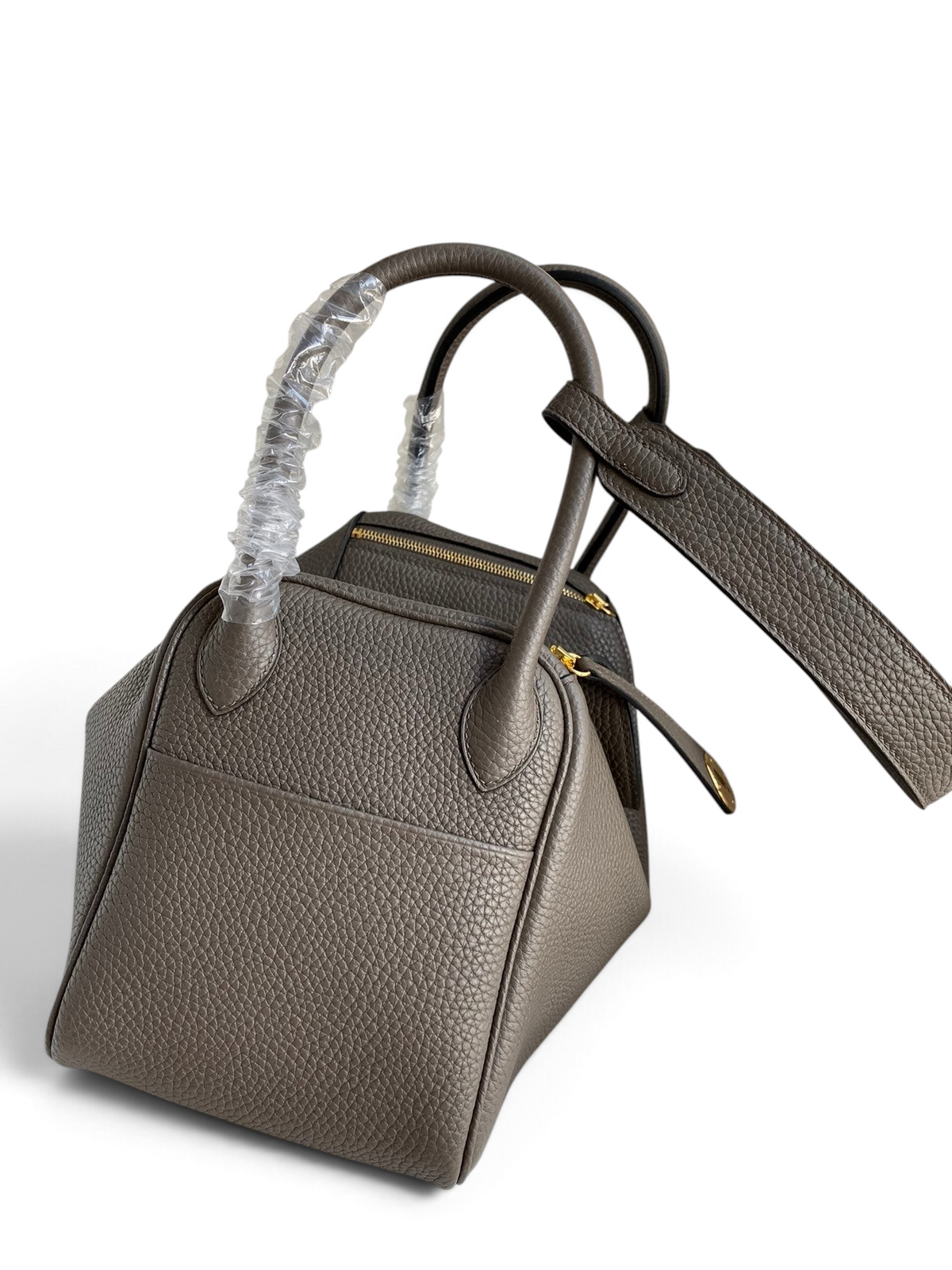 SWORD LUXURY gri renkli, dokulu Clemence deriden üretilmiş, üstten saplı ve omuz askılı şık Hermès Lindy 26 çanta.