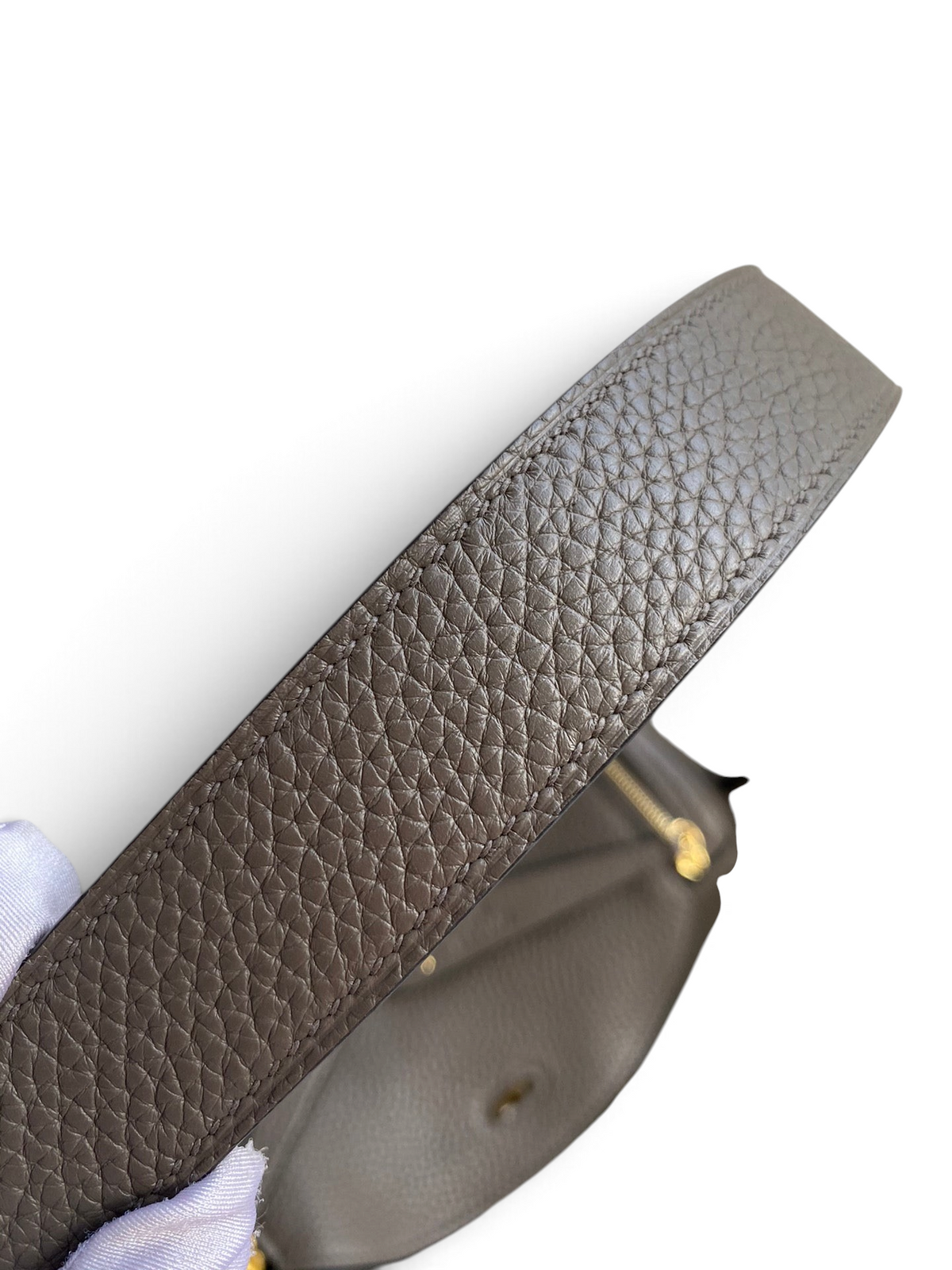 SWORD LUXURY Lindy 26 çanta, dokulu gri Clemence deri omuz askısı detayı ve kaliteli işçilik.
