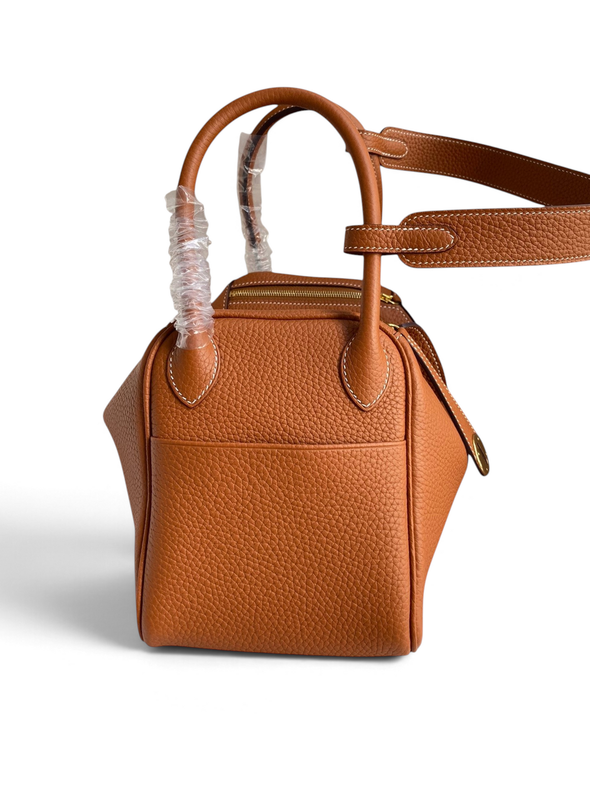 SWORD LUXURY taba rengi Clemence deri Hermès Lindy 26 çanta, üstten saplı ve omuz askılı ikonik tasarım.