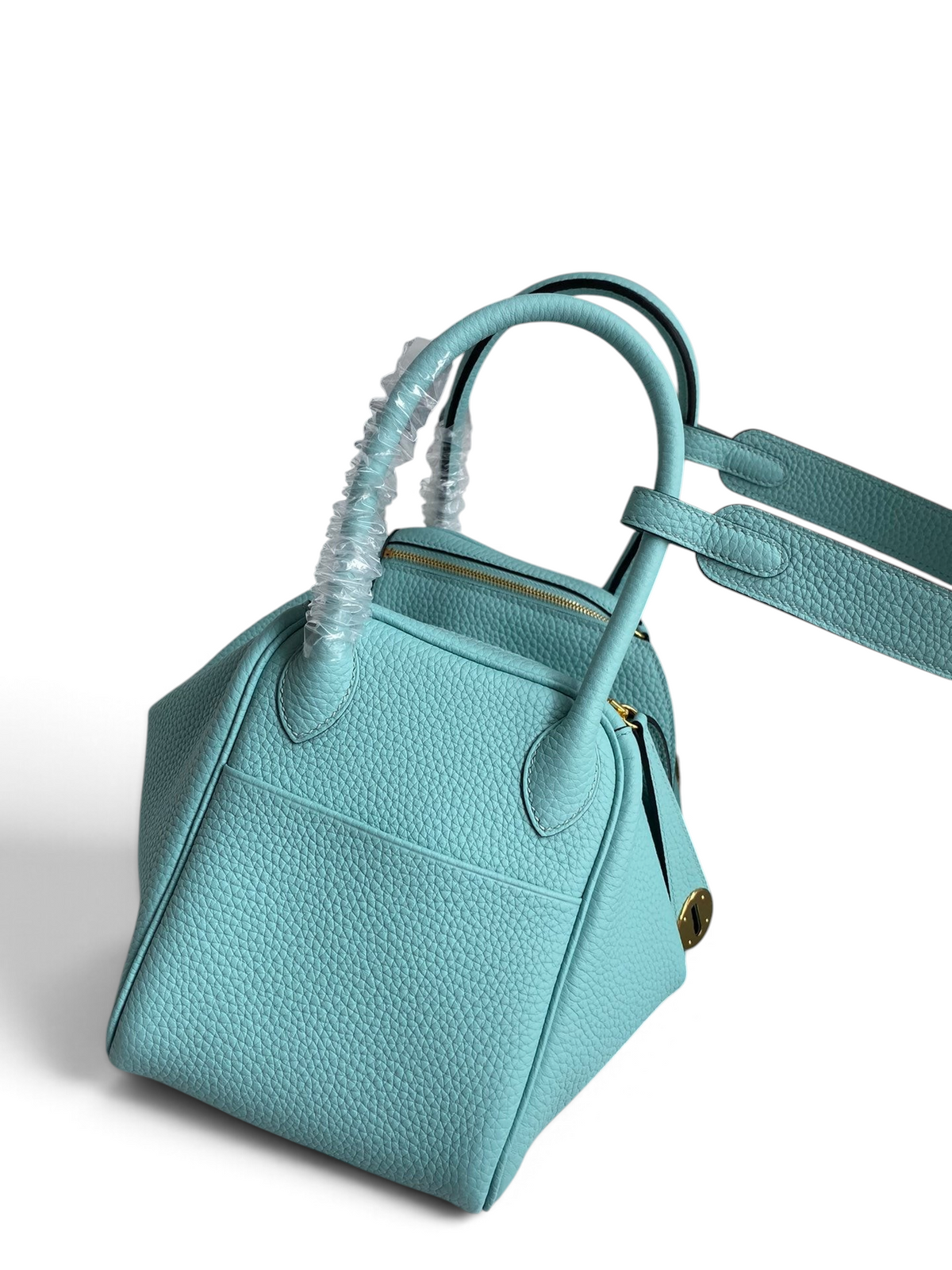 SWORD LUXURY marka, turkuaz renkli, Clemence deri Hermès Lindy 26 çanta, çift saplı ve omuz askılı tasarım.