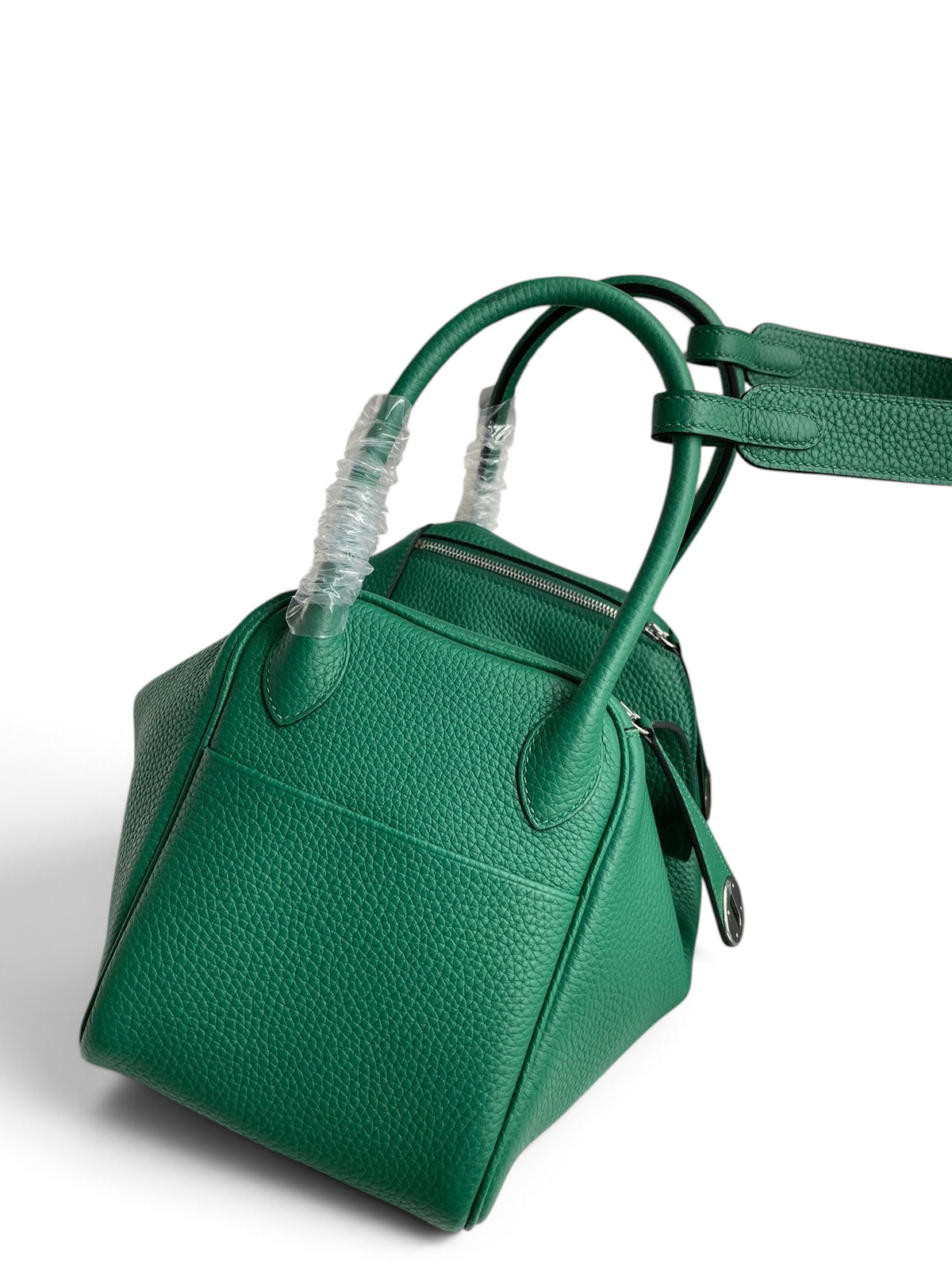 SWORD LUXURY marka, yeşil Clemence deri Hermès Lindy 26 çanta, üstten tutmalı ve omuz askılı tasarım.