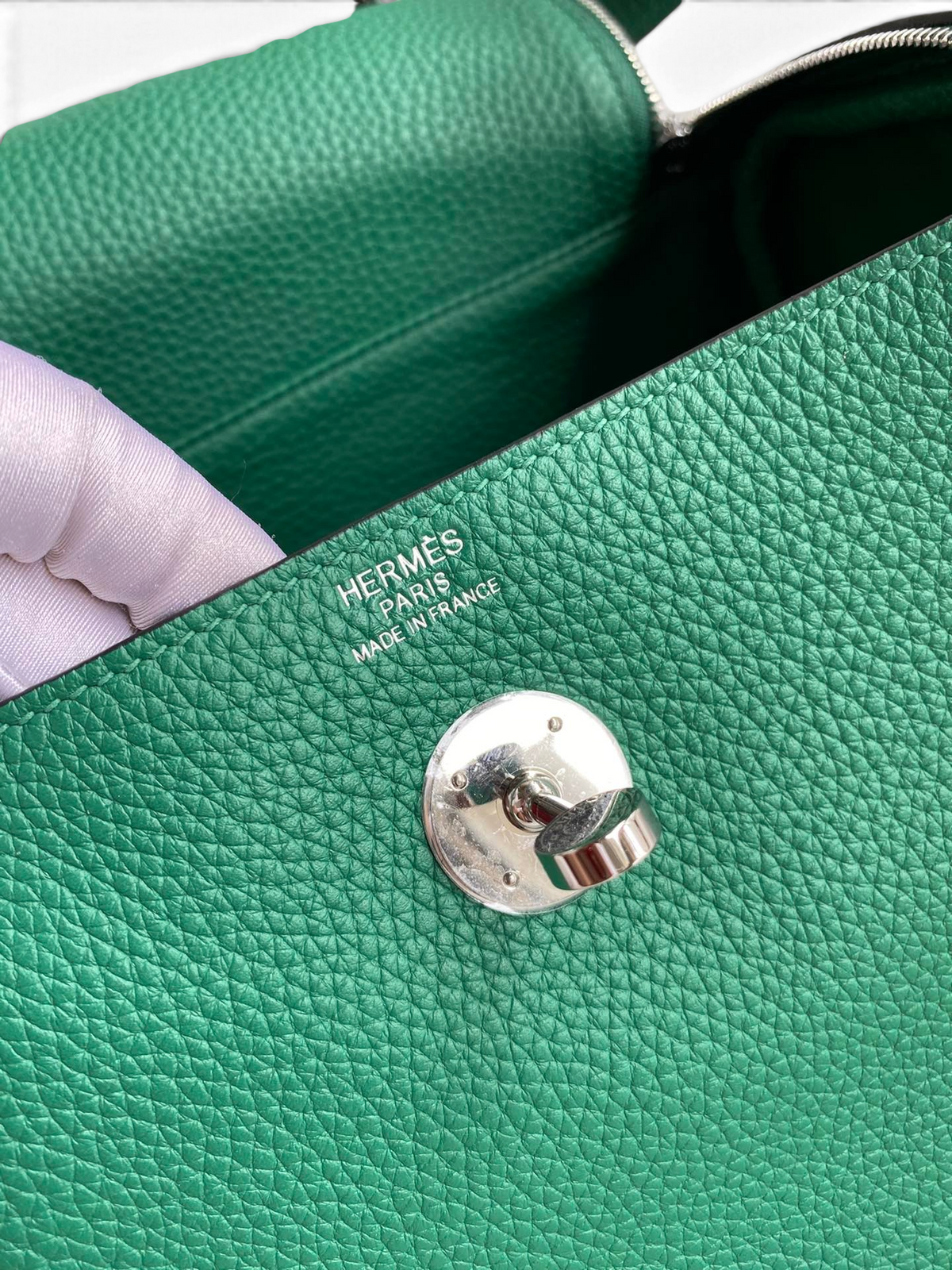 SWORD LUXURY Hermès Lindy 26 çanta, yeşil Clemence deri detaylı ve gümüş renkli metal kilit mekanizmalı iç görünüm.
