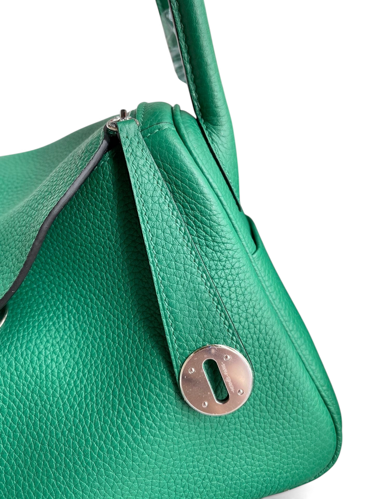 SWORD LUXURY Hermès Lindy 26 çanta, yeşil Clemence deri detayları ve gümüş renkli metal kilit mekanizması ile.