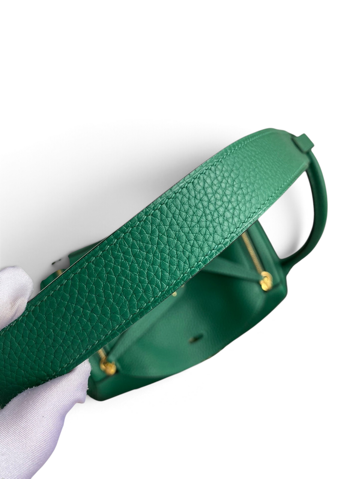 SWORD LUXURY marka, yeşil Clemence deri dokusuna sahip, üstten tutmalı Lindy 26 çanta detayı.