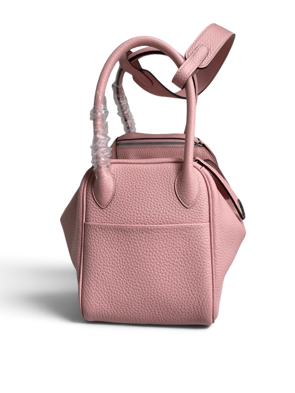 SWORD LUXURY marka pembe Clemence deri Lindy 26 çanta, ikonik kavisli silüeti ve çift saplı tasarımıyla.
