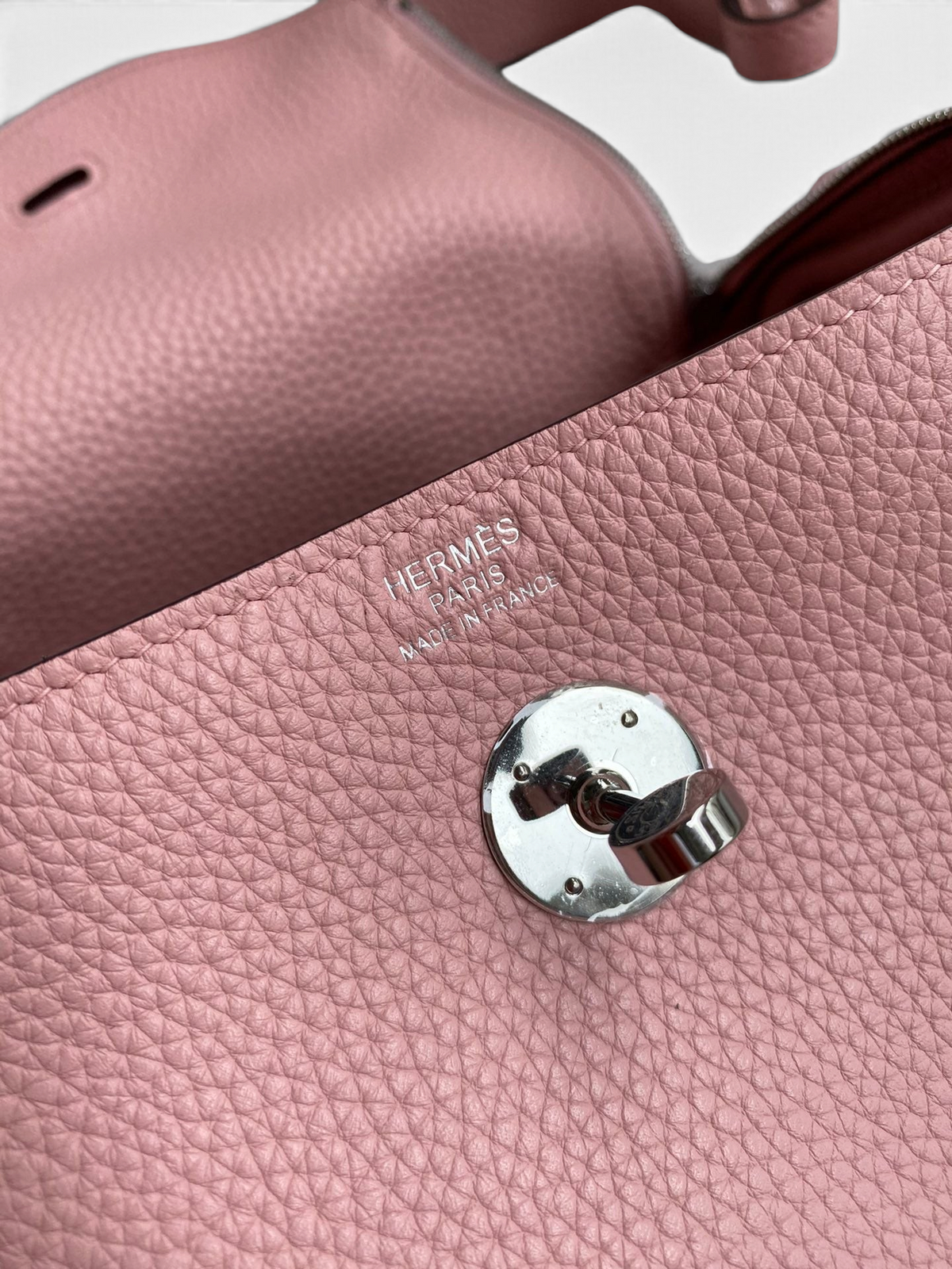SWORD LUXURY Hermès Lindy 26 pembe Clemence deri çanta detaylı gümüş renkli döner kilit ve logo baskısı