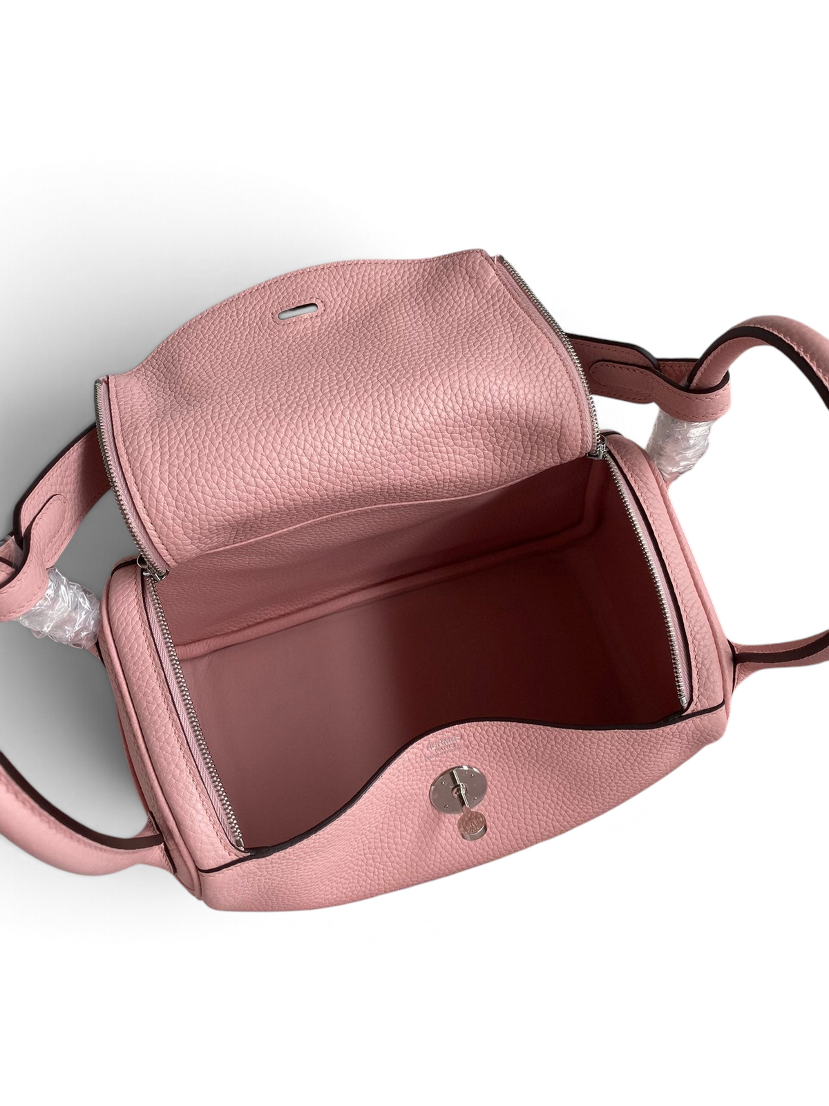 SWORD LUXURY marka pembe Clemence deri Hermès Lindy 26 çanta, üstten açık iç bölme ve metal kilit detaylı görünüm