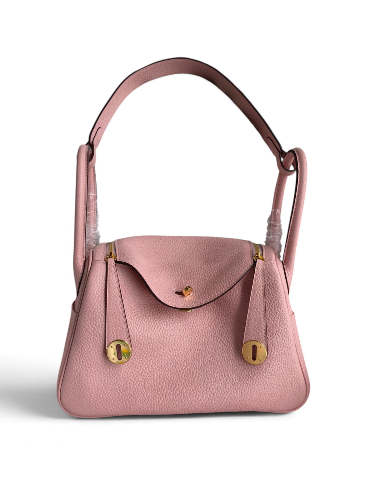SWORD LUXURY marka pembe Clemence deri Hermès Lindy 26 çanta, kutu içinde altın donanımlı ve ikonik tasarımlı.