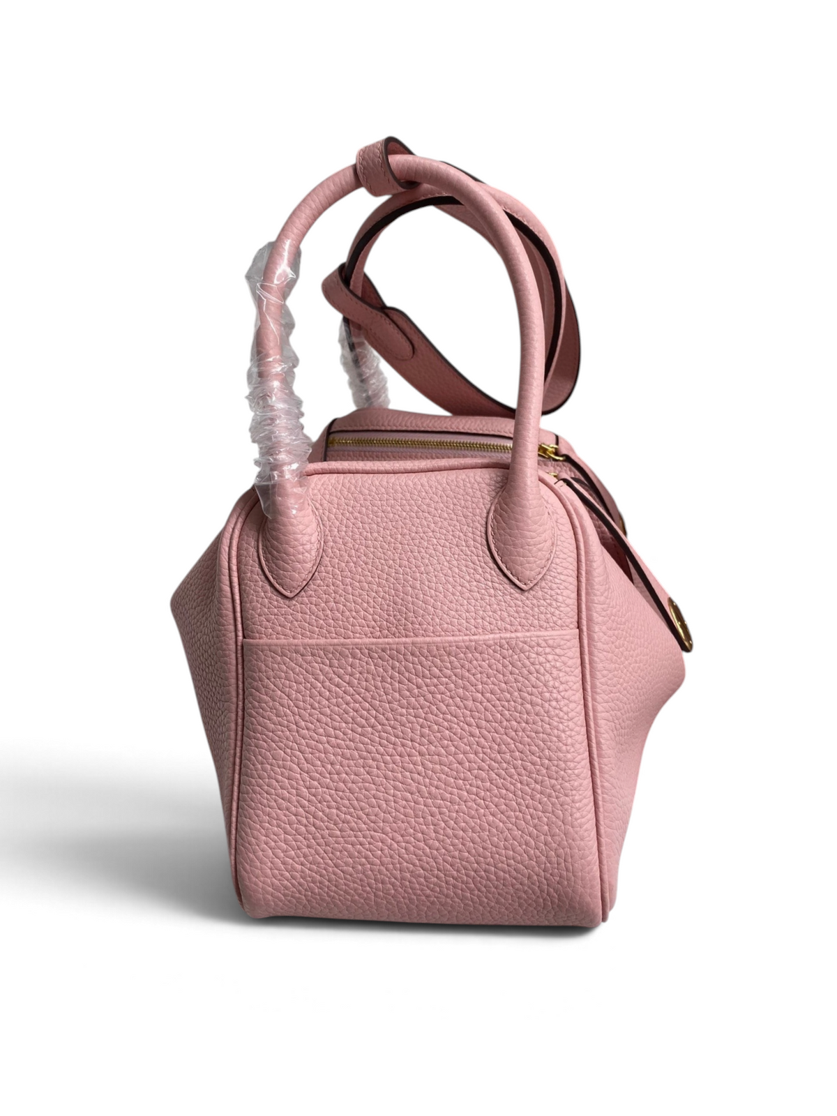 SWORD LUXURY pembe Clemence deri Lindy 26 çanta, üstten saplı ve fermuarlı detaylı ikonik tasarım.