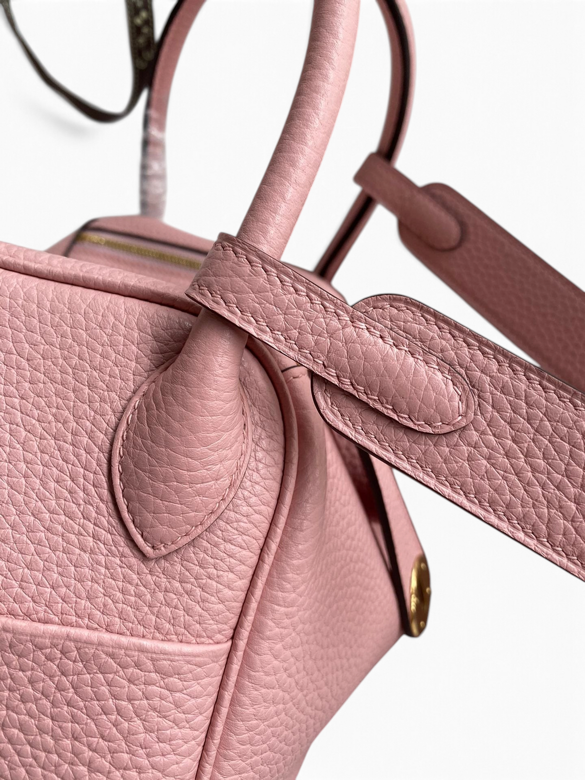 SWORD LUXURY marka pembe Clemence deri Lindy 26 çanta, detaylı dikişleri ve omuz askısı ile yakın çekim.
