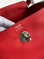 SWORD LUXURY Hermès Lindy 26 çanta, kırmızı Clemence deri dokusu ve gümüş renkli döner kilit detayı ile yakından görünüm