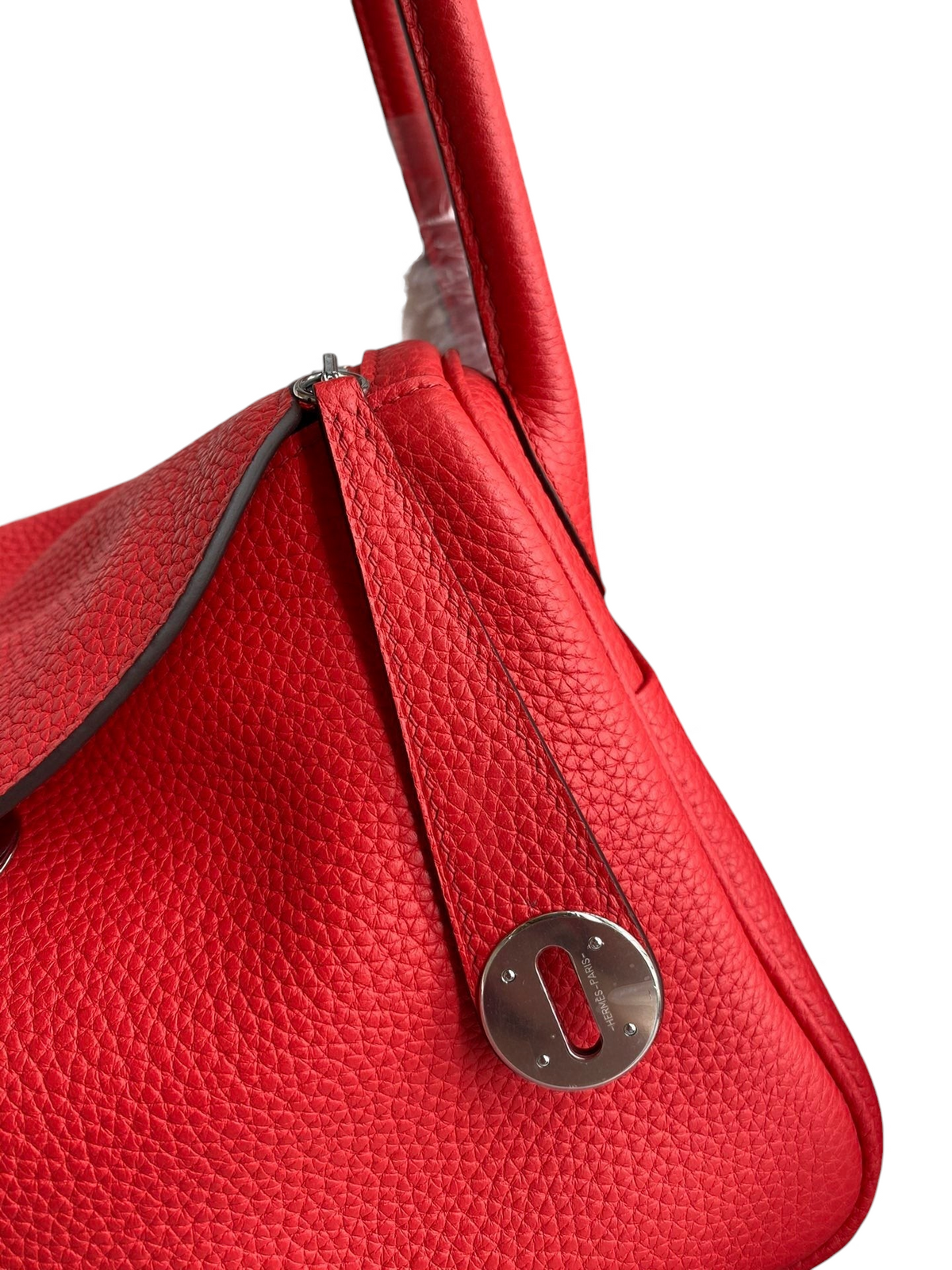 SWORD LUXURY kırmızı Clemence deri Hermès Lindy 26 çanta, gümüş donanımlı detaylar ve ikonik tasarım.
