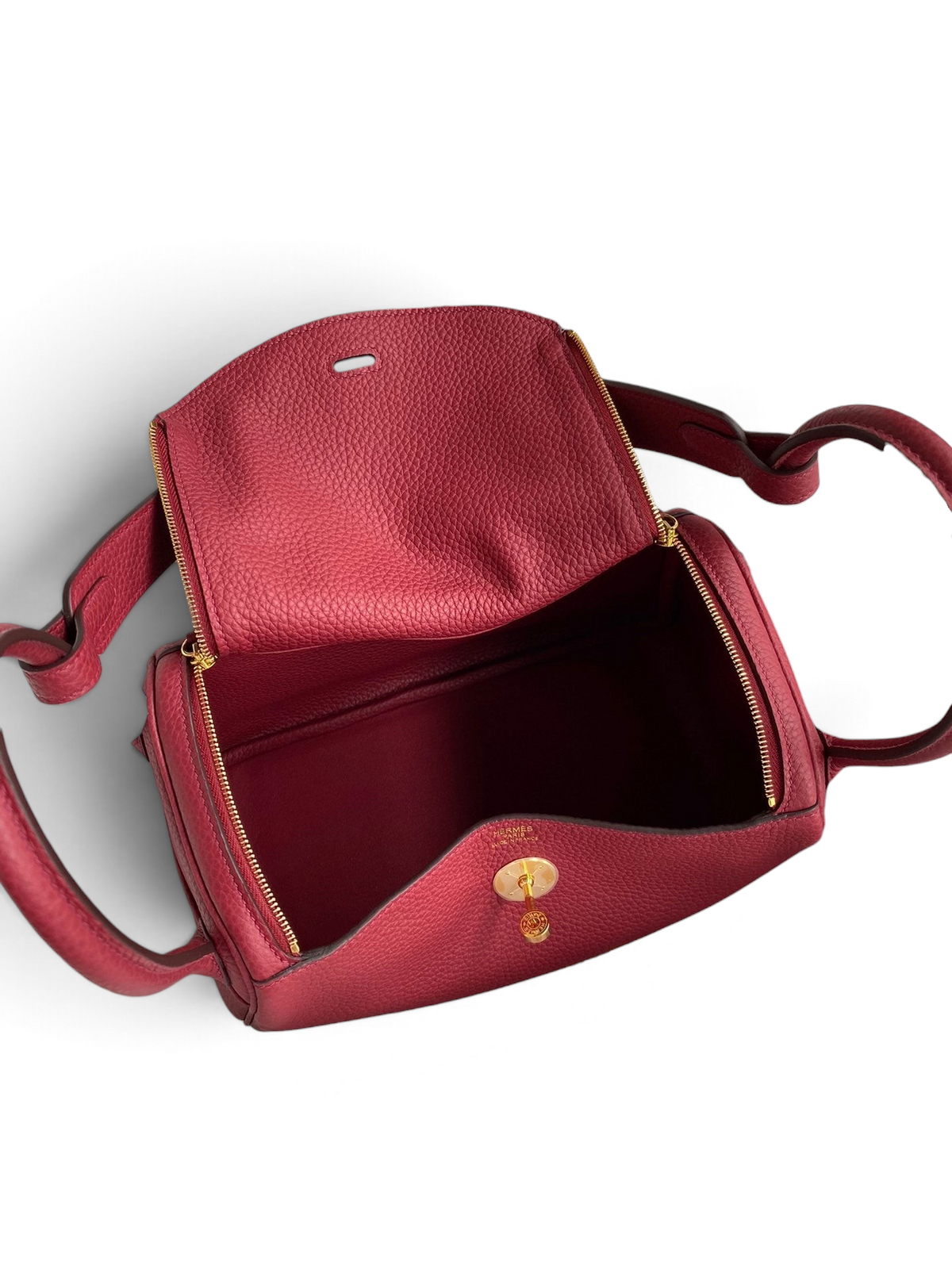 SWORD LUXURY kırmızı Clemence deri Hermès Lindy 26 çanta, üstten görünüm, altın donanım ve fermuarlı detaylar.