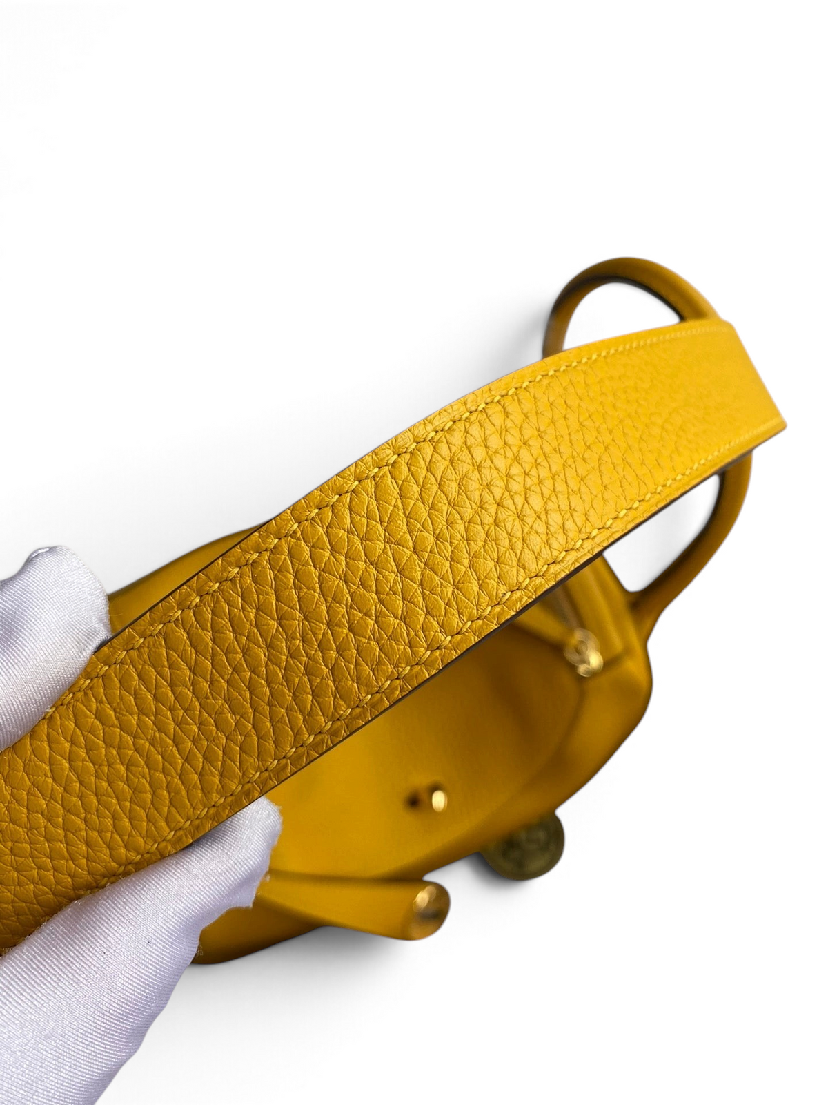 SWORD LUXURY marka sarı Clemence deri Lindy 26 çanta askısı detayı