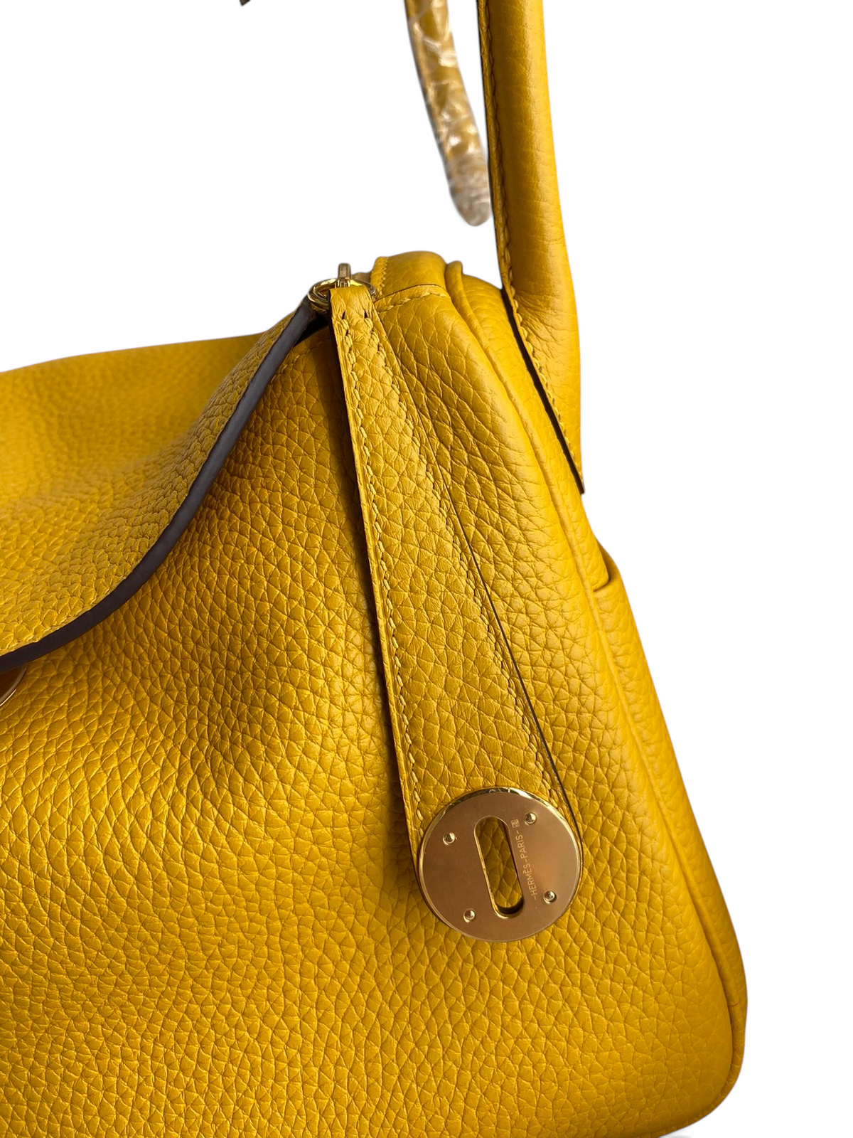 SWORD LUXURY sarı Clemence deri Hermès Lindy 26 çanta, detaylı dokusu ve altın tonlu metal kilit mekanizması ile.