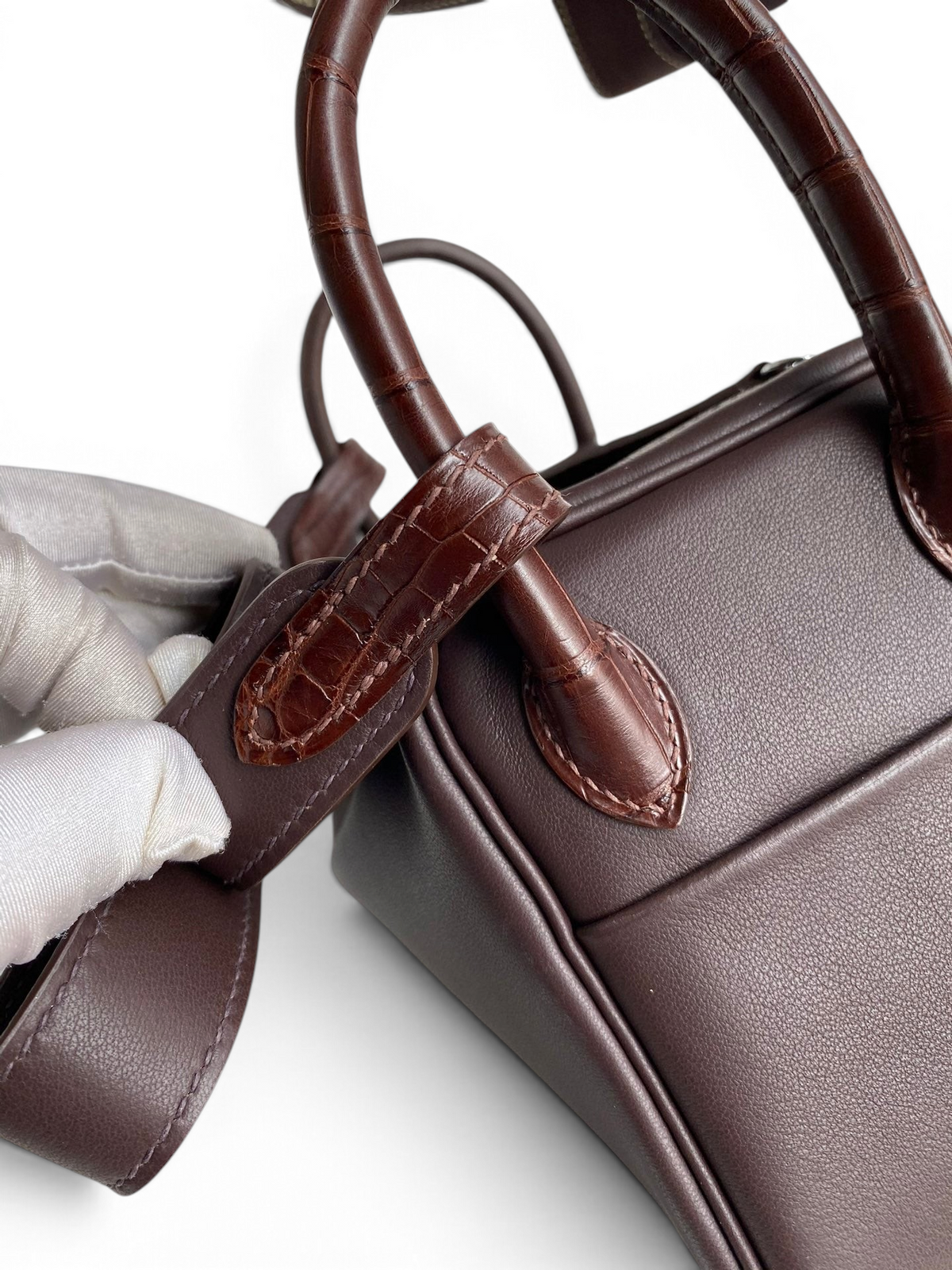 SWORD LUXURY kahverengi deri Lindy 19 çanta, timsah derisi detaylı saplar ve omuz askısı ile yakın çekim.