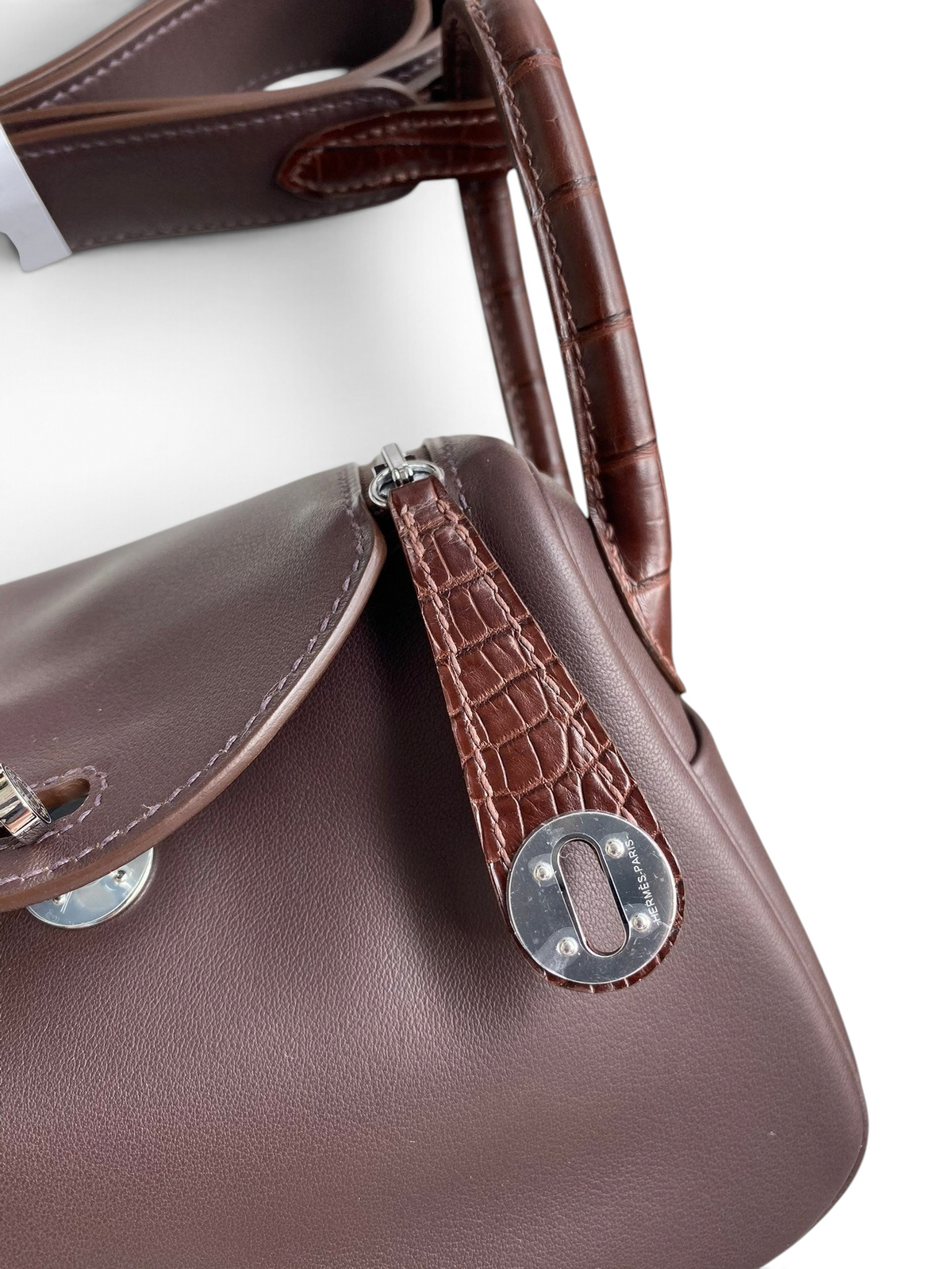 SWORD LUXURY kahverengi deri Hermès Lindy 19 çanta, timsah derisi detaylı saplar ve gümüş renkli metal kilit mekanizması.