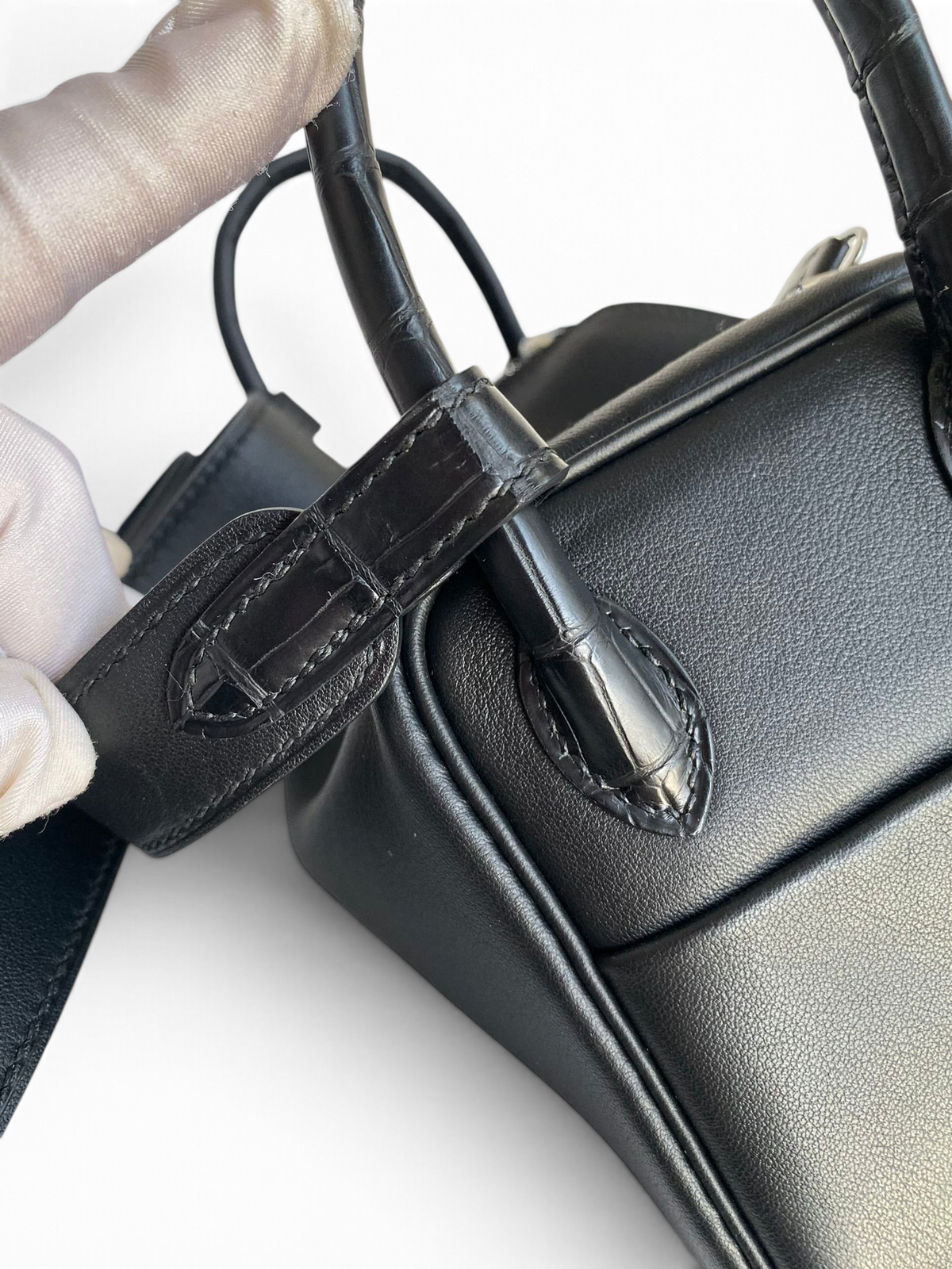 SWORD LUXURY siyah deri Lindy 19 çanta, timsah derisi detaylı saplar ve omuz askısı ile yakın çekim.