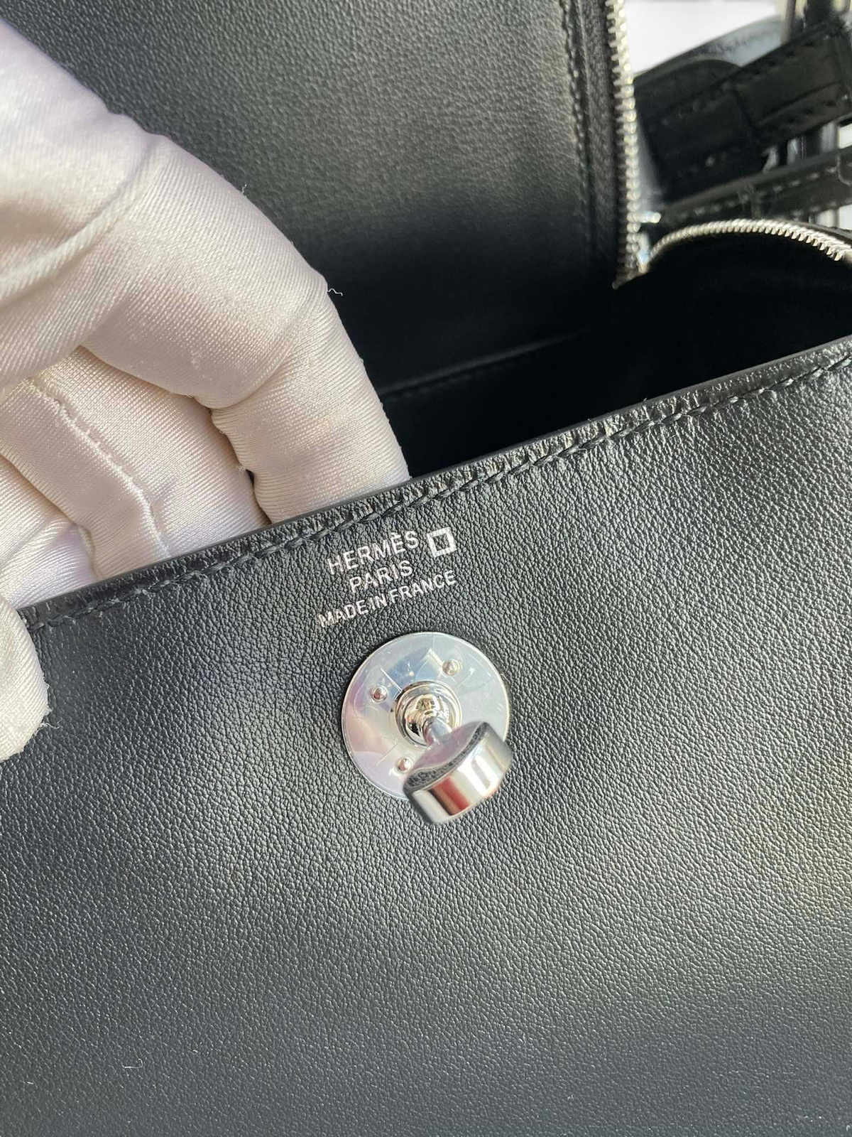 SWORD LUXURY Hermès Lindy 19 çanta, siyah Clemence deri detayları ve ikonik metal döner kilit mekanizması.