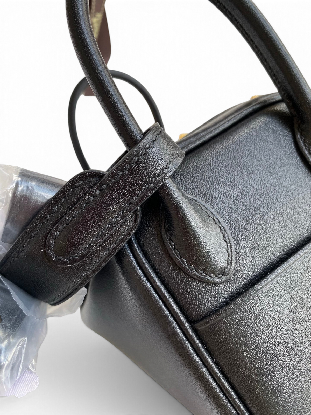 SWORD LUXURY marka siyah Clemence deri Lindy 19 çanta, detaylı dikişli sapları ve zarif dokusuyla yakın çekim.