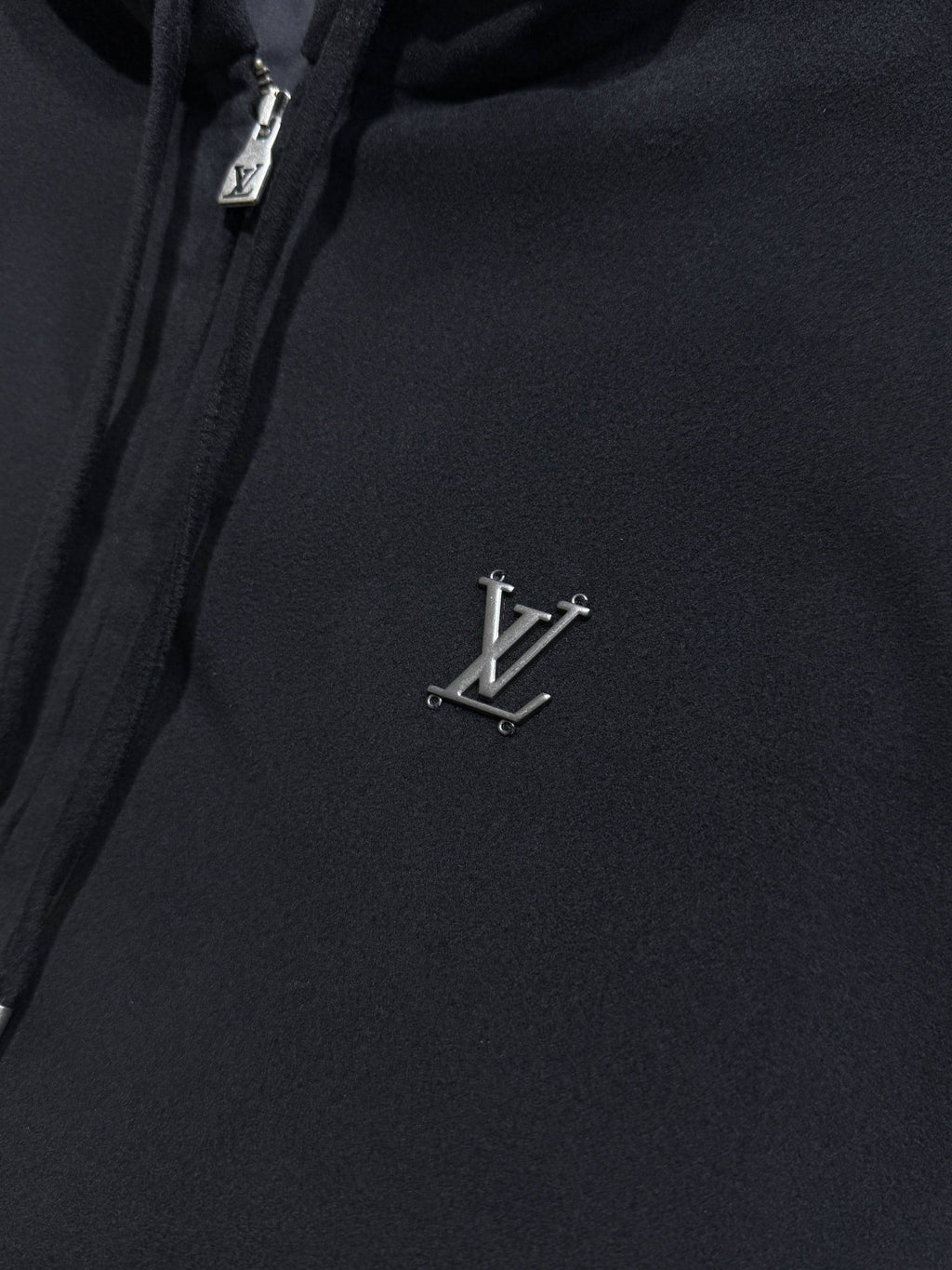 Chest metal logo detail