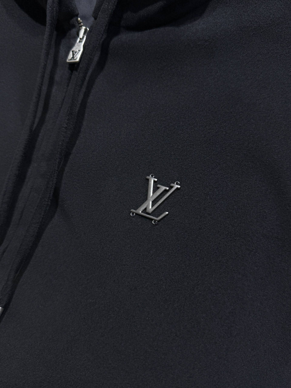 Chest metal logo detail