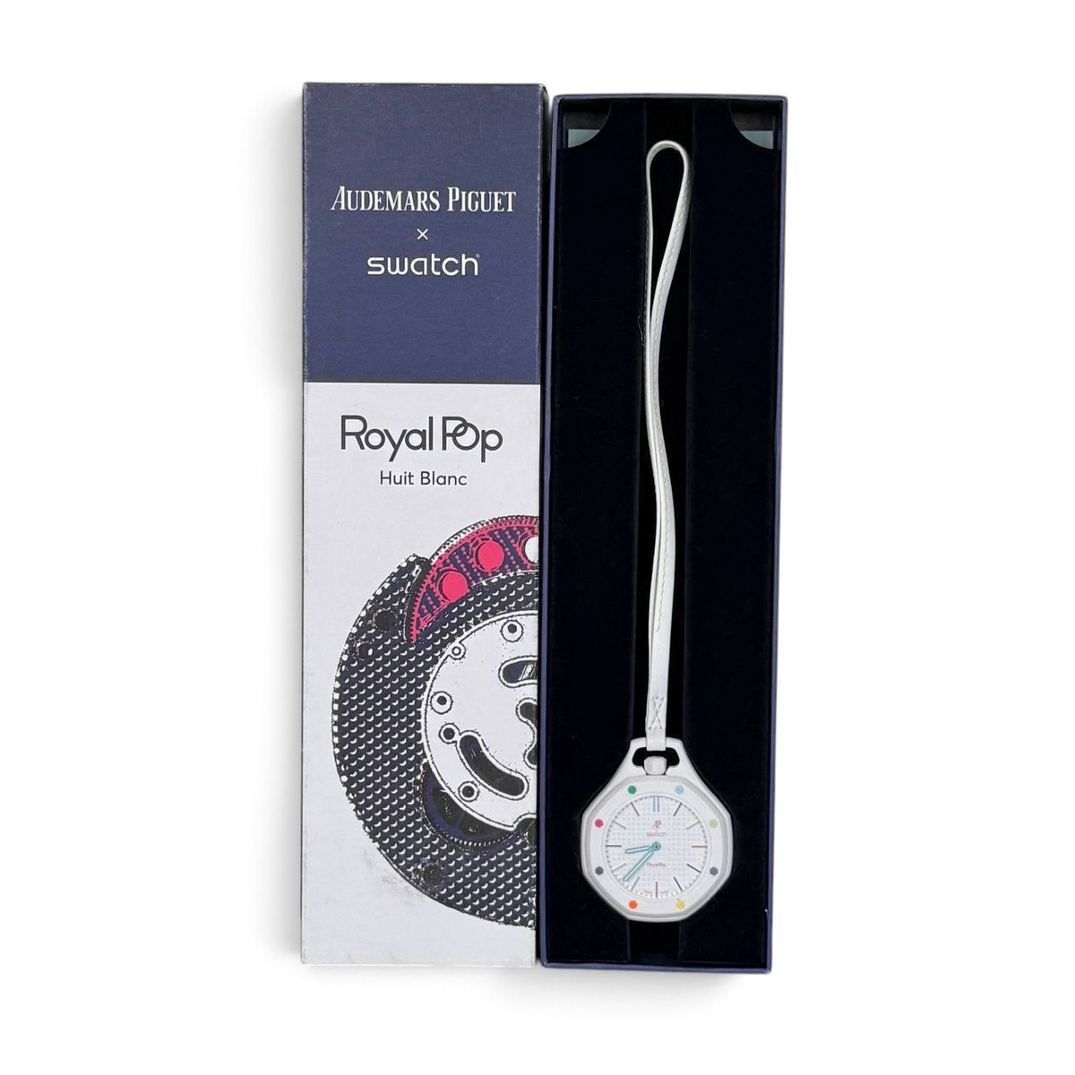 SWORD LUXURY Royal Pop Huit Blanc cep saati, beyaz kadranlı ve kordonlu, özel kutusunda sunulan şık tasarım.