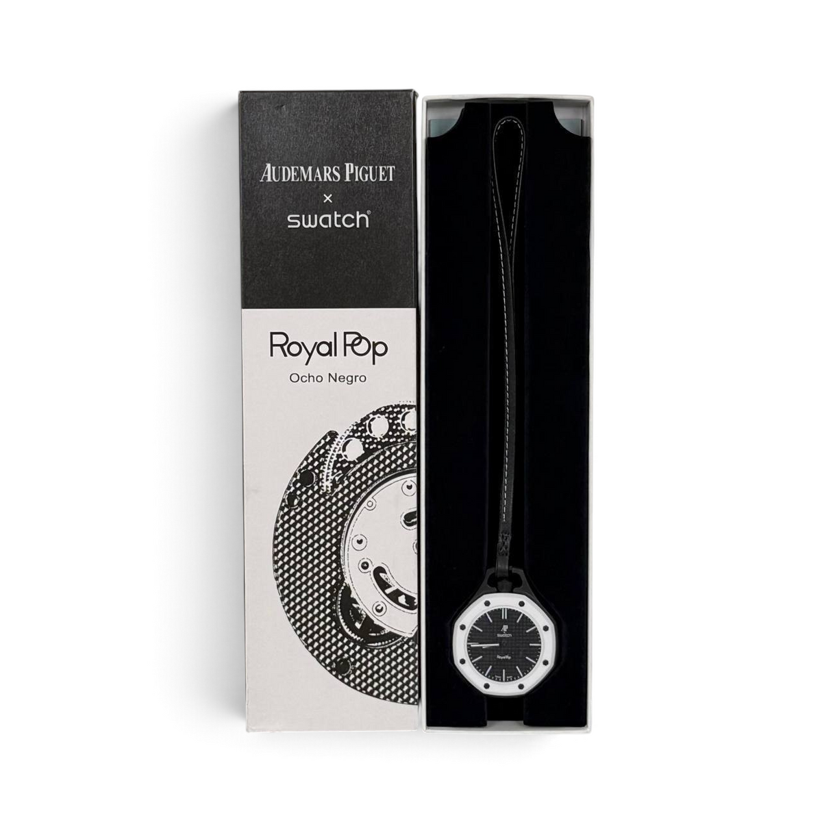 SWORD LUXURY Royal Pop Ocho Negro saat, siyah beyaz tasarımlı şık kutusunda sergileniyor.