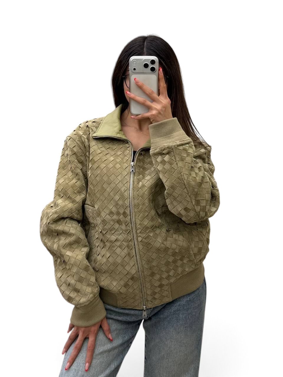 SWORD LUXURY travertine rengi, fermuarlı, fitilli manşetli ve örgü desenli süet deri blouson ceket giyen bir kadın.