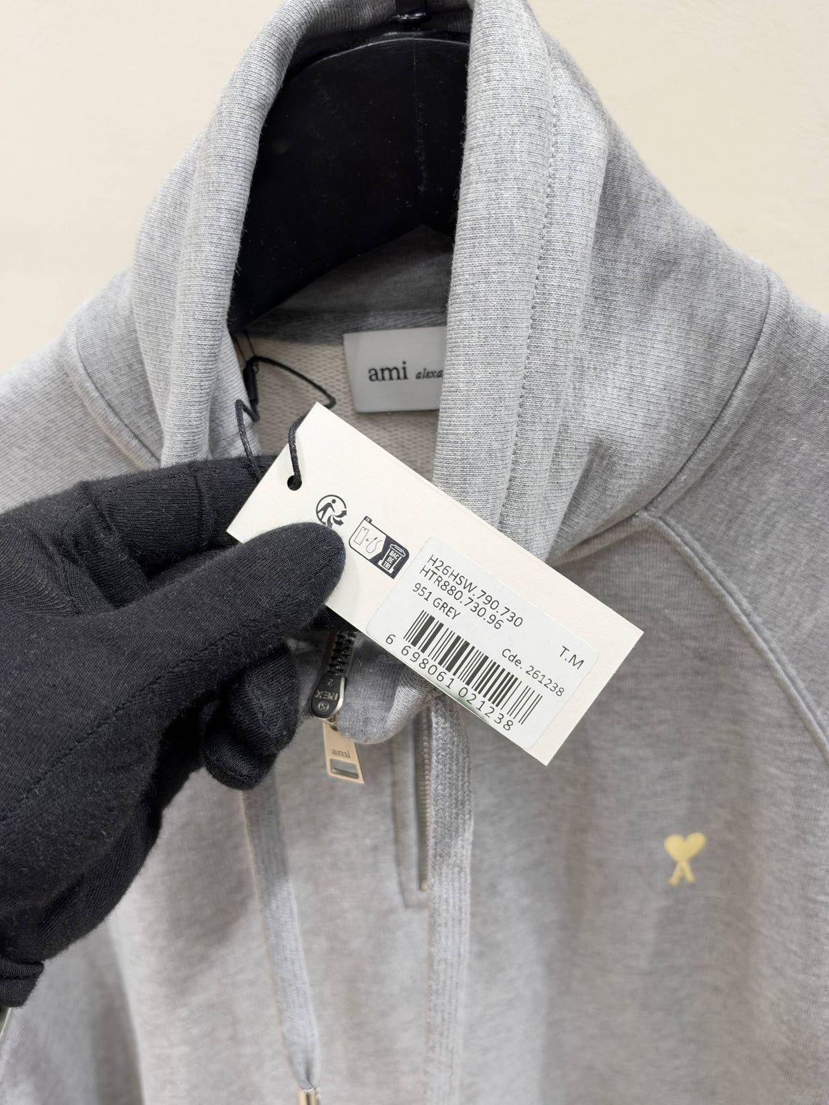 SWORD LUXURY gri renkli, sarı logolu, yarım fermuarlı ve büzgü ipli yakaya sahip sweatshirt detayı