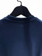 SWORD LUXURY lacivert pamuklu bisiklet yaka sweatshirt, arka yaka kısmında ince AMI nakış detayı ile
