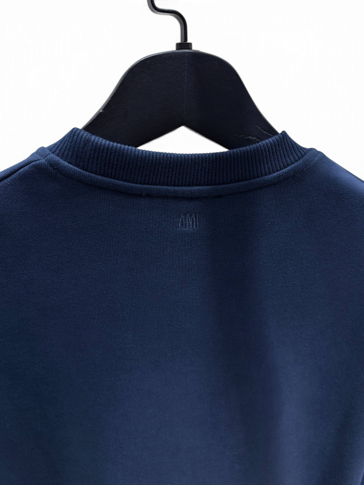 SWORD LUXURY lacivert pamuklu bisiklet yaka sweatshirt, arka yaka kısmında ince AMI nakış detayı ile
