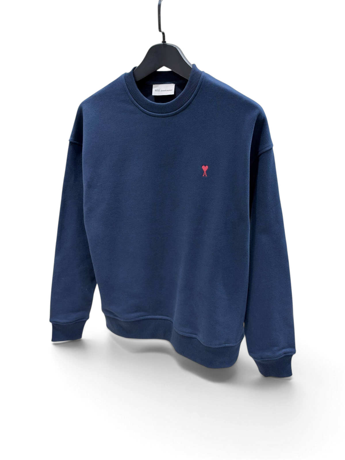 SWORD LUXURY lacivert pamuklu bisiklet yaka sweatshirt, göğüs kısmında ikonik kırmızı kalp nakış detayı ile.