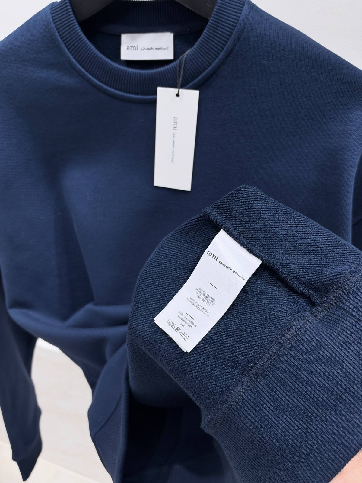 SWORD LUXURY lacivert pamuklu bisiklet yaka sweatshirt, iç etiket ve marka detayları ile yakından görünüm