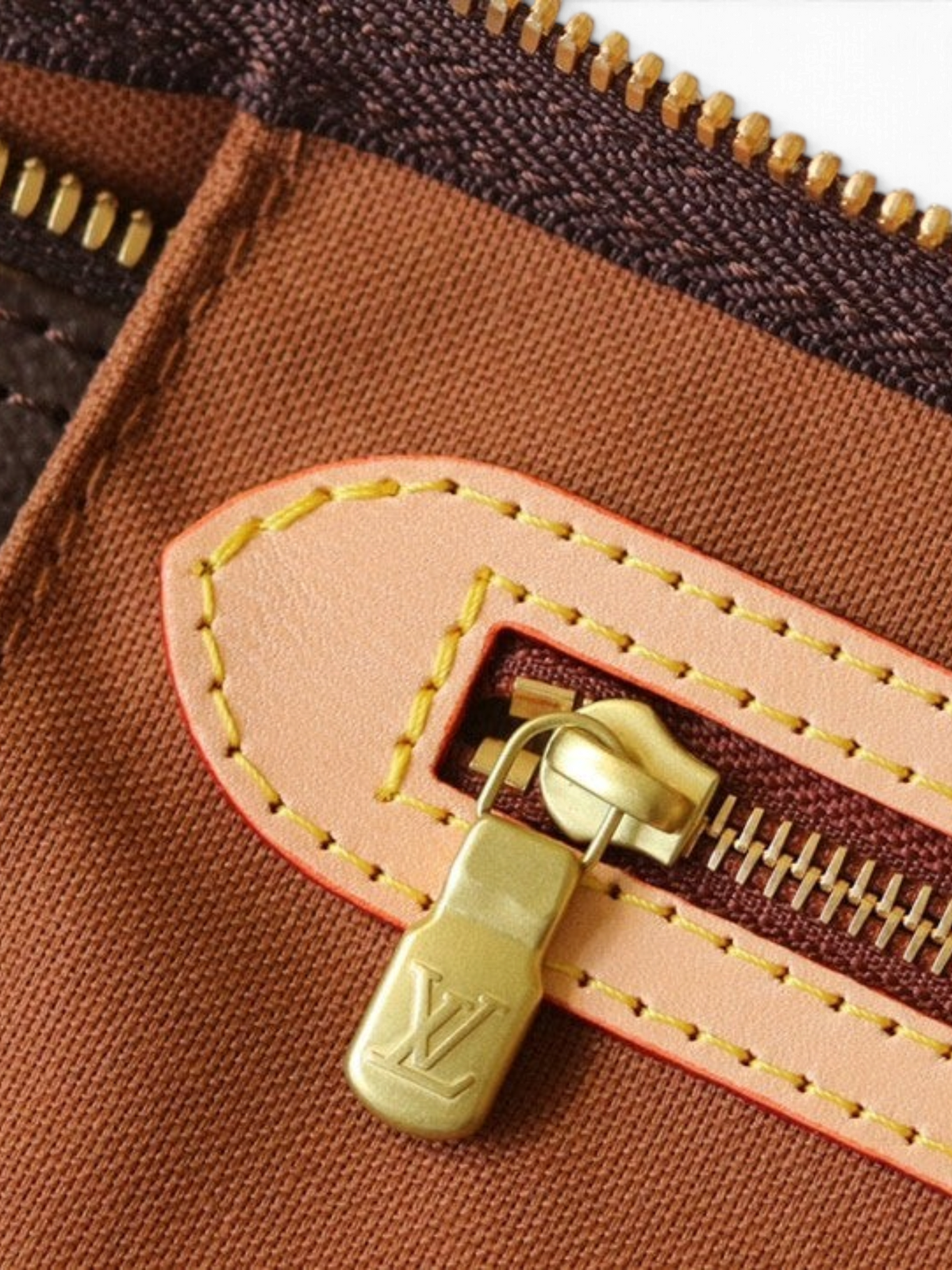 SWORD LUXURY Louis Vuitton monogram kanvas çanta iç fermuar detayı, altın rengi metal aksesuarlı kahverengi tasarım.
