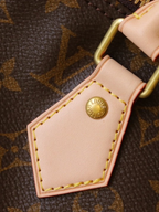SWORD LUXURY Louis Vuitton monogram kanvas seyahat çantası, açık renk deri detaylar ve altın rengi metal aksesuarlar
