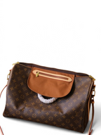 SWORD LUXURY Louis Vuitton monogram kanvas klasik seyahat çantası, deri detaylı ve altın metal aksesuarlı lüks tasarım