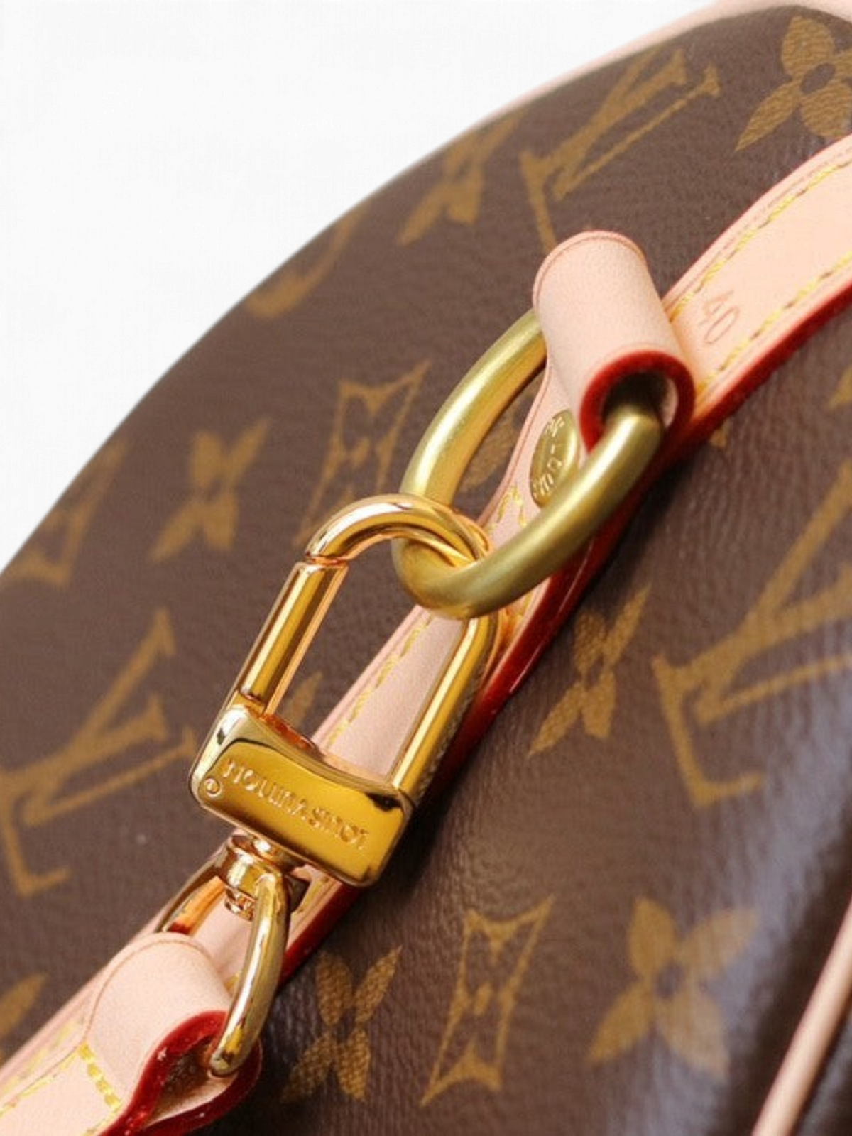 SWORD LUXURY Louis Vuitton monogram kanvas seyahat çantası, altın rengi metal kilit detayı ve açık renk deri saplar.