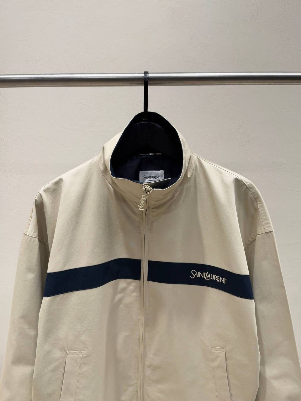 SWORD LUXURY bej renkli, lacivert şerit detaylı, dik yakalı ve fermuarlı Saint Laurent erkek günlük ceket