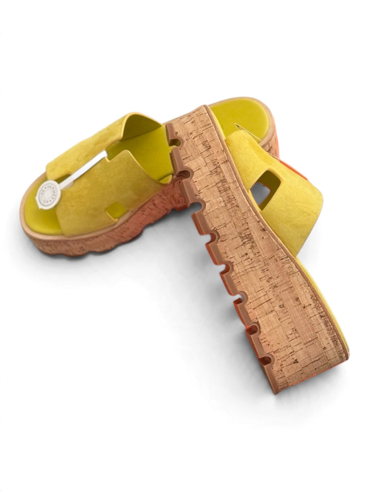 SWORD LUXURY sarı süet platform sandalet, kesik detaylı üst kısım ve mantar dokulu dolgu topuk tasarımı.