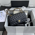 SWORD LUXURY siyah kapitone caviar deri Chanel klasik flap çanta, altın tonlu CC kilit ve zincir askı detaylı.