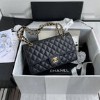 SWORD LUXURY siyah kapitone caviar deri Chanel klasik flap çanta, altın tonlu CC kilit ve zincir askı detaylı.