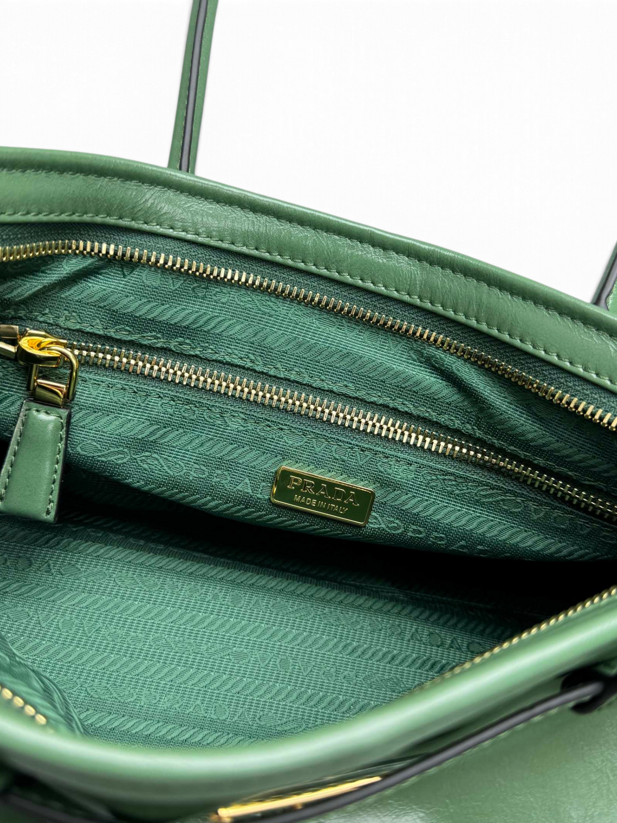 Bonnie Medium dark green bag zipper detail